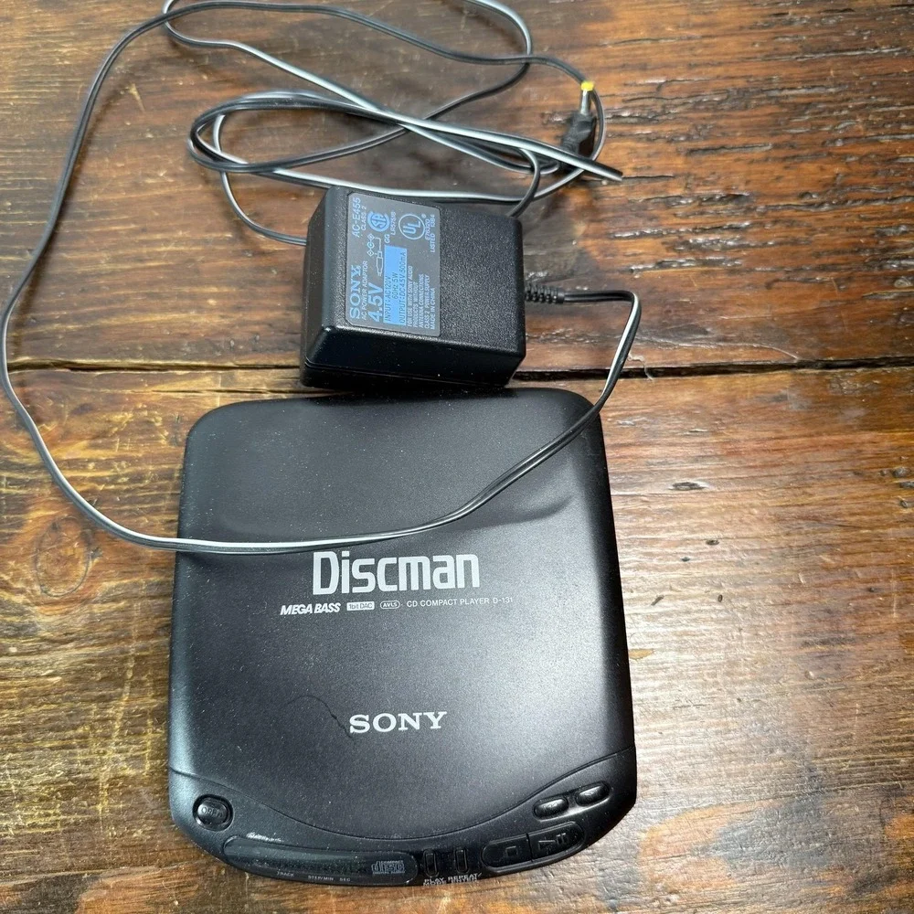 VNTG Sony Discman D-131 Portable‎ CD Player Mega Bass ESP W/ AC Adapter TESTED
